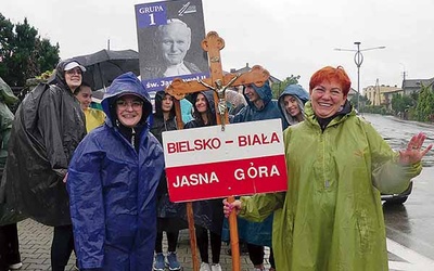 Pielgrzymowali mimo trudności. 