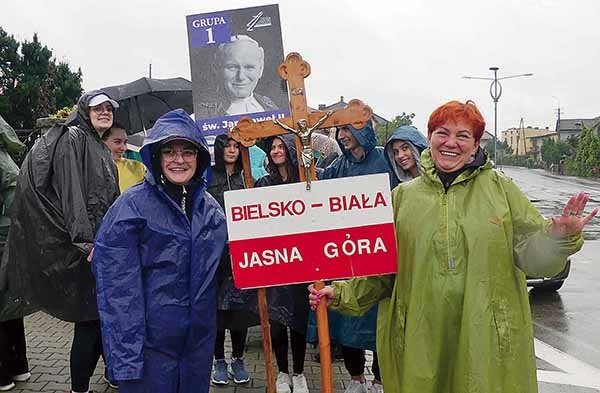 Pielgrzymowali mimo trudności. 