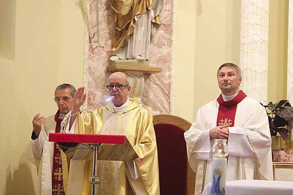 Błogosławieństwa na drogę udzielił ks. Jacek Gracz. Z lewej: ks. prał. Stefan Sputek, z prawej: ks. Łukasz Kubas.