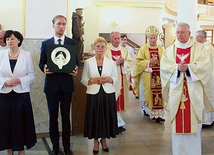 ▲	Dziękczynne wotum zawisło w ołtarzu bocznym Maryi adorowanej przez aniołów.