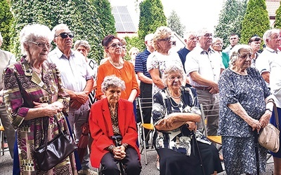 Uczestnicy Mszy św. przy kaplicy. W pierwszym rzędzie panie, które brały udział w tamtych wydarzeniach.