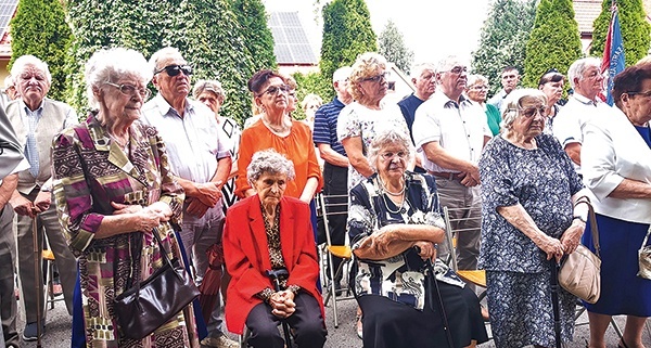 Uczestnicy Mszy św. przy kaplicy. W pierwszym rzędzie panie, które brały udział w tamtych wydarzeniach.