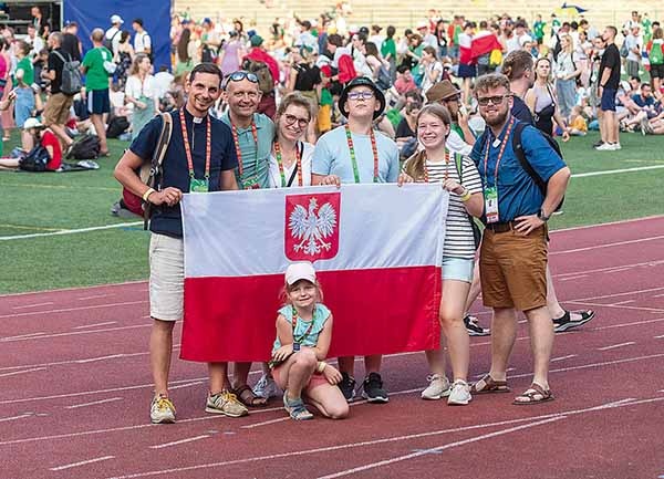 Ks. Maciej Niesporek (pierwszy z prawej) i ks. Dawid Gawenda (pierwszy z lewej) wspólnie z uczestnikami polskiej Mszy św. w Lizbonie. 