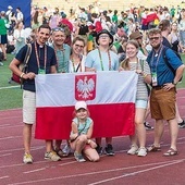 Ks. Maciej Niesporek (pierwszy z prawej) i ks. Dawid Gawenda (pierwszy z lewej) wspólnie z uczestnikami polskiej Mszy św. w Lizbonie. 