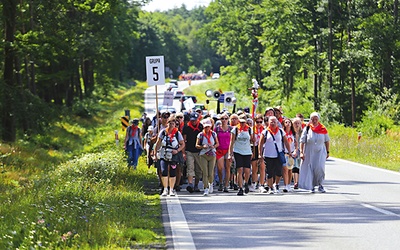 Po Eucharystii osiem grup wyruszyło na szlak. W ciągu czterech dni pielgrzymi pokonali prawie 120 km.