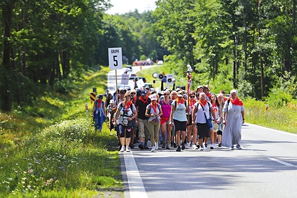 Po Eucharystii osiem grup wyruszyło na szlak. W ciągu czterech dni pielgrzymi pokonali prawie 120 km.