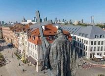 ►	Władca spogląda na Warszawę od 380 lat.