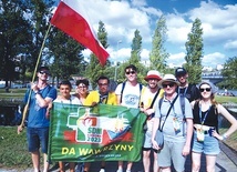 ▲	Każda grupa z wrocławskiej archidiecezji miała własną flagę.