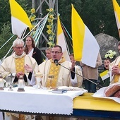 Msza św. „na kajaku” przy papieskim krzyżu.
