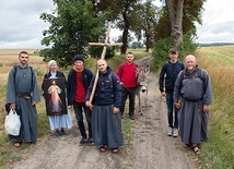 Na każdym rozdrożu członkowie Karawany konsultują z Panem dalszy kierunek wędrowania.