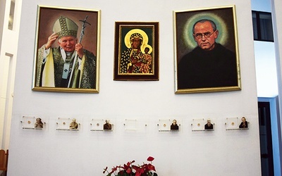 Doczesne szczątki patronów umieszczono w kaplicy za ołtarzem oraz na bocznej ścianie przy prezbiterium.