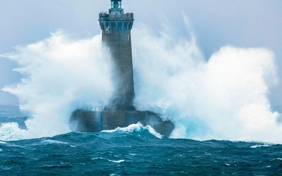 Sztorm na oceanie. Fale uderzqją we francuską latarnię morską.
2.08.2023
Porspoder, Francja