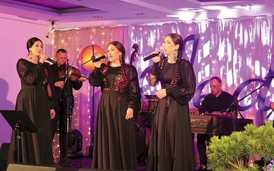 	Zespół Jedla występuje w składzie (od lewej): Bernadetta Kois- -Zalińska, Karolina Szymusiak i Sylwia Strączek.