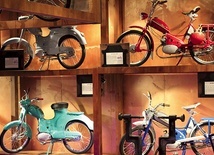 	Wystawa jednośladów przypomina szafę z szufladami i półkami, w których znajdują się poszczególne modele kolekcji.