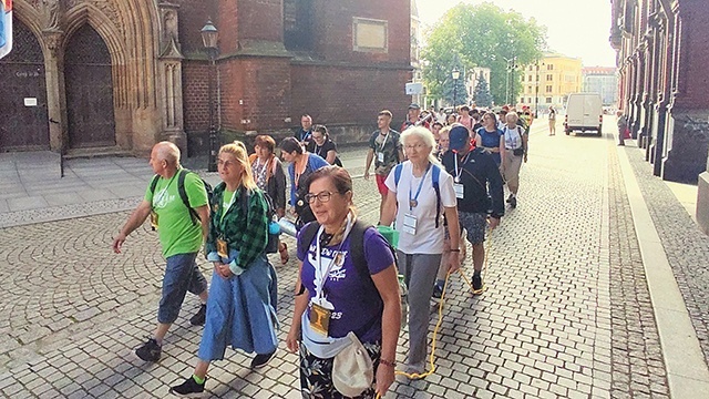 	W kameralnej grupie wśród pielgrzymów szybko zawiązują się bliskie więzi.