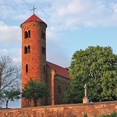 	Jednym z cenniejszych zabytków Inowłodza  jest kościół św. Idziego.