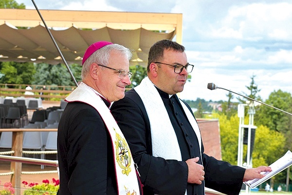 ▲	Na wałach pątników przywitał bp Marek Mendyk wraz z głównym przewodnikiem ks. Krzysztofem Iwaniszynem.