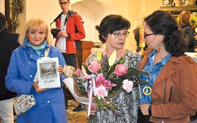 ▲	Pani Lucyna Szpilakowska (w środku) w czasie prezentacji swojej książki. 