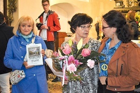 ▲	Pani Lucyna Szpilakowska (w środku) w czasie prezentacji swojej książki. 