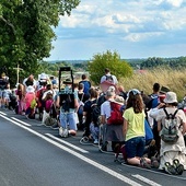 Widok Jasnej Góry na horyzoncie  jest dla pielgrzymów szczególnym momentem.