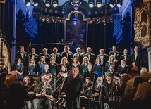 Od lat idą wspólną drogą artystyczną – zespół i jego szef.