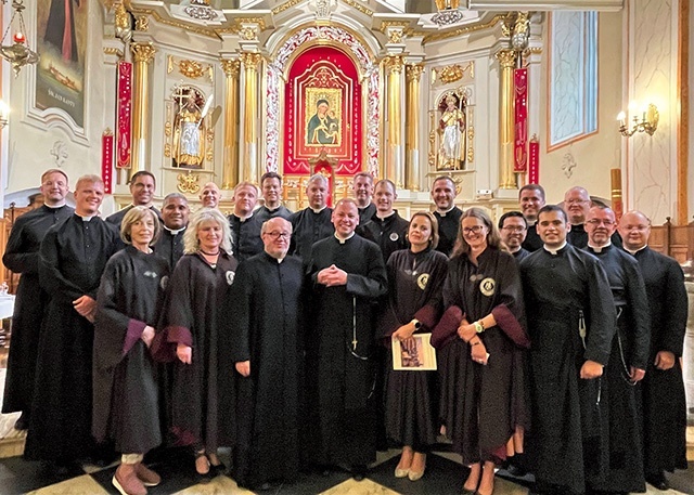 Pielgrzymi, ks. Zbigniew Jurasz i członkinie bractwa po Mszy św.