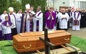 Bp Roman Pindel przewodniczył uroczystościom pogrzebowym w Zarzeczu.