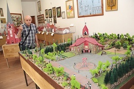 Wiesław Bandura przy modelu świątyni św. Rozalii i kalwarii.