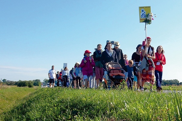 ▲	Od zeszłego roku niesione są relikwie Prymasa Tysiąclecia. 