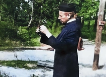 ▲	Termometr, bezcenny skarb, kapelan laskowskiego szpitala znalazł w ulubionych nasturcjach.