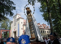 ▲	Kopia cudownej figury 10 lat temu nawiedziła wszystkie parafie diecezji warszawsko-praskiej.