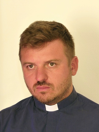 Ks. Bartłomiej Cieślak urodził się w 1983 roku. Pochodzi z parafii św. Krzysztofa w Tychach. Święcenia prezbiteratu przyjął w 2008 roku. Był wikariuszem w parafiach w Radzionkowie, Jejkowicach i Mysłowicach.