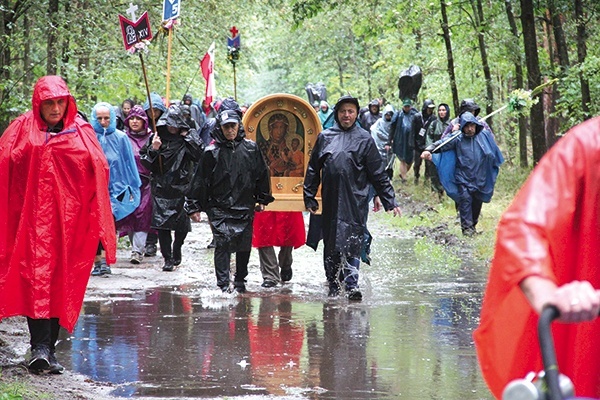 Czwarty dzień  był zdecydowanie najtrudniejszy. – Od 2006 r. nie padało tak podczas drogi  – mówi ks. Tomasz.