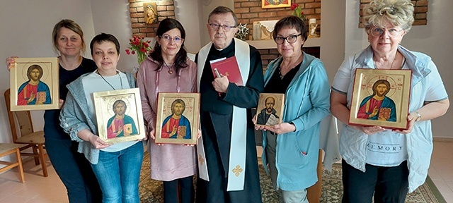 Uczestniczki warsztatów z Jolantą Świątkiewicz (druga od prawej)  i o. Mieczysławem Kożuchem SJ.