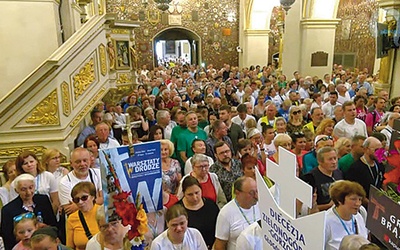 ▲	– O Kościele nie da się opowiedzieć z dystansu. Kościół trzeba przeżyć we wspólnocie – nawiązał do hasła pielgrzymki w  homilii bp Tadeusz Lityński, który witał pielgrzymów.