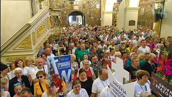 ▲	– O Kościele nie da się opowiedzieć z dystansu. Kościół trzeba przeżyć we wspólnocie – nawiązał do hasła pielgrzymki w  homilii bp Tadeusz Lityński, który witał pielgrzymów.