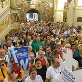 ▲	– O Kościele nie da się opowiedzieć z dystansu. Kościół trzeba przeżyć we wspólnocie – nawiązał do hasła pielgrzymki w  homilii bp Tadeusz Lityński, który witał pielgrzymów.