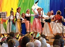 ▲	Na urodzinach zespołu grupa dziecięca z panią Krysią zatańczyła kozę. 
