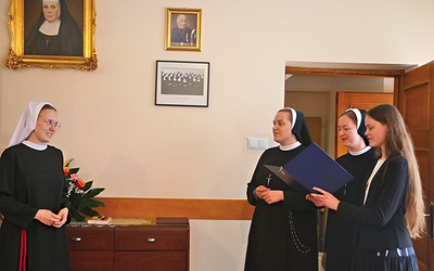 	Najmłodsze  w Zgromadzeniu Sióstr Męki Pana naszego Jezusa Chrystusa pozdrawiają  s. Weronikę (od lewej), świeżo upieczoną nowicjuszkę.