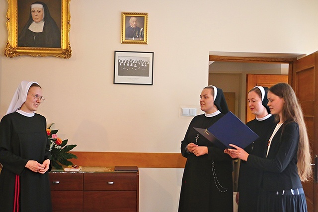 	Najmłodsze  w Zgromadzeniu Sióstr Męki Pana naszego Jezusa Chrystusa pozdrawiają  s. Weronikę (od lewej), świeżo upieczoną nowicjuszkę.