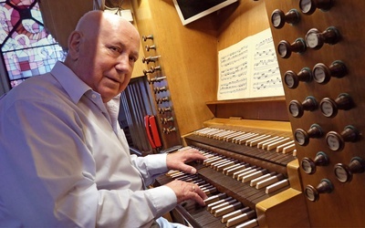 Mieczysław Tuleja (ur. 1945) – organista i pedagog. Od 60 lat nieprzerwanie pracuje w parafii św. Stanisława Kostki i św. Jana Bosko  na Dębnikach w Krakowie.