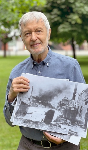 Zygmunt Walkowski przed gmachem Muzeum Powstania Warszawskiego prezentuje zdjęcie, na którym widać, jak to miejsce wyglądało podczas powstania.