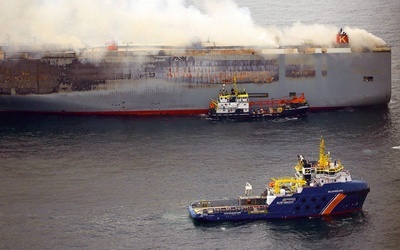 Na statku przewożącym kilka tysięcy aut, w tym 500 elektrycznych, wybuchł pożar spowodowany prawdopodobnie zapaleniem się jednego z elektryków.