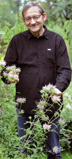 Dr Leszek Trząski  jest zastępcą dyrektora w Śląskim Ogrodzie Botanicznym w Mikołowie.