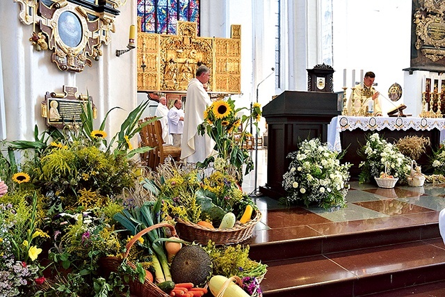 	Po liturgii nastąpiło tradycyjne poświęcenie ziół, kwiatów i pierwocin z pól.