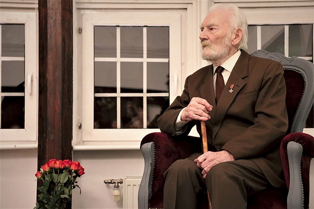 	Tadeusz Szczudłowski był krytyczny wobec rozmów przy okrągłym stole. 29 sierpnia 1988 r. sporządził trzystronicowy dokument, który przesłał m.in. do Episkopatu Polski i redakcji „Tygodnika Powszechnego”. Pisał w nim: „Znamienne, że gospodarzem tego »okrągłego stołu«, przy którym mają się ważyć losy narodu, ma być człowiek kierujący resortem bezpośrednio odpowiedzialnym za śmierć górników w kopalni »Wujek« (...), za męczeństwo ks. Jerzego Popiełuszki, za niezliczone pałowania i tortury niewinnych ludzi”.