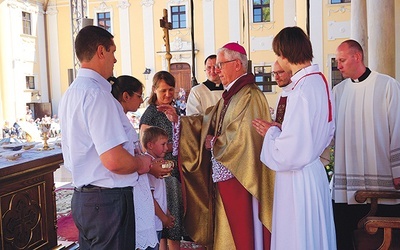 	Abp senior Wiktor Skworc z rodziną z miejscowej parafii, która składała dary ofiarne podczas Mszy Świętej.