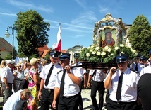 Odpustową modlitwę kończy procesja wokół bazyliki. 