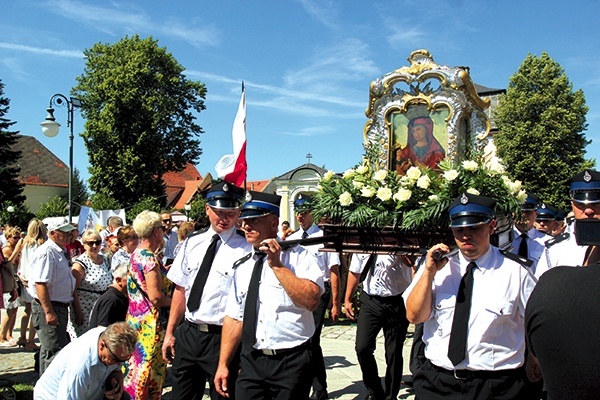 Odpustową modlitwę kończy procesja wokół bazyliki. 