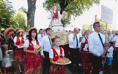 Uroczystości 15 sierpnia. Wieniec żniwny z Kamienicy Dolnej.